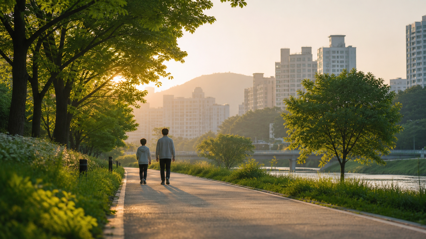 도시의 조용한 아침 산책길에서 두 사람이 나란히 걷는 평화로운 장면